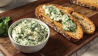 Rastlinná nátierka s píniovými orieškami a bazalkou