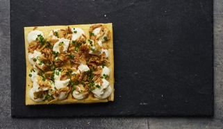 Wafle na slano s bryndzou, pažítkou a smaženou cibuľkou 