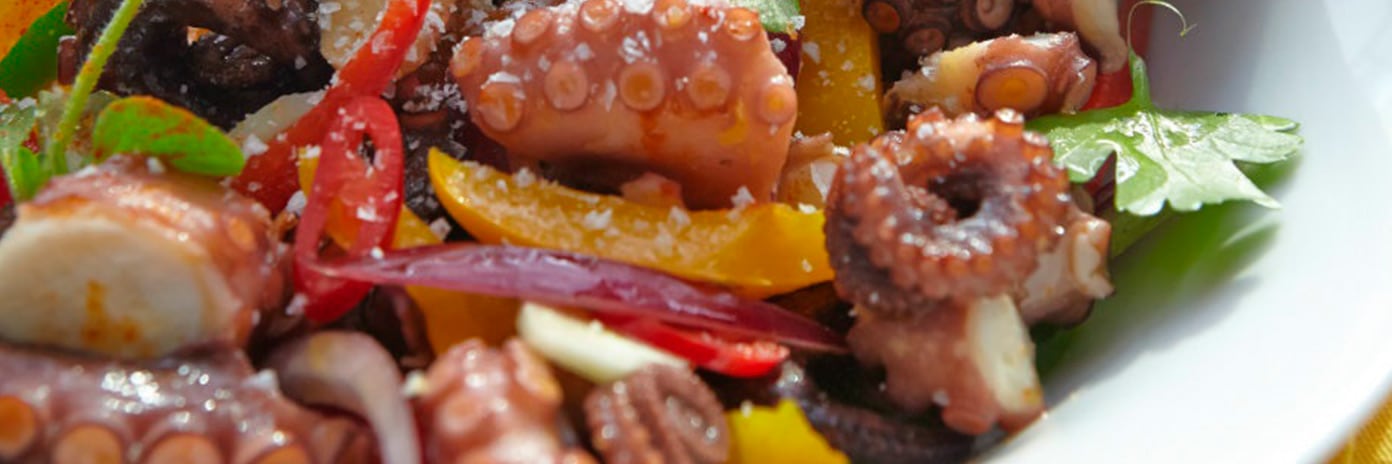 Chobotnica varená ako vlažný šalát s olivovým olejom a cesnakom