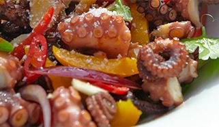 Chobotnica varená ako vlažný šalát s olivovým olejom a cesnakom