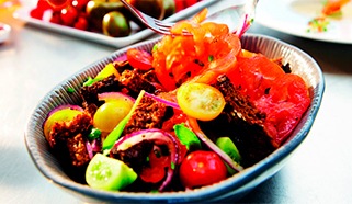 Šalát s paradojkami a opečeným chlebom