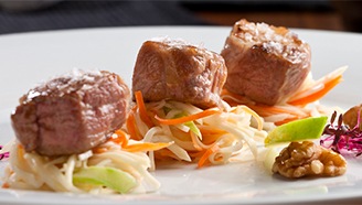 Waldorf šalát s grilovanou krkovičkou