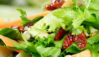 Zdravý šalát s kuracím mäsom a zeleninou