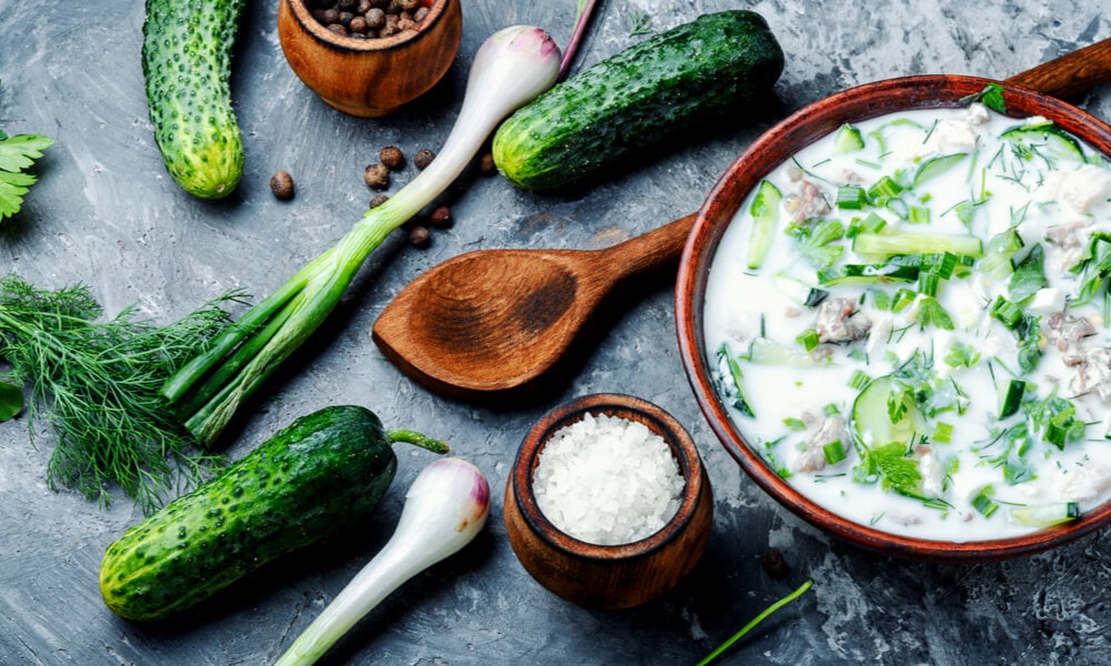 Таралка з окрошкою на кефірі з огірками, зеленню та м’ясом — традиційний літній холодний суп