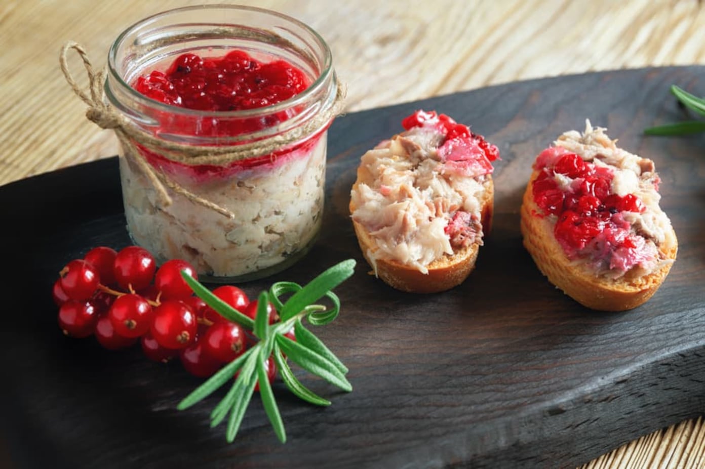 Закуска з паштетом із м’яса і червоної смородини на грінках, подана в баночці