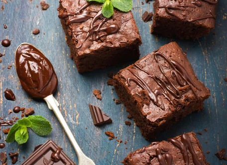 Шматочки брауні з шоколадною поливкою та м'ятою