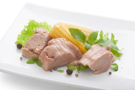 Варене м’ясо тунця з кукурудзою та зеленню