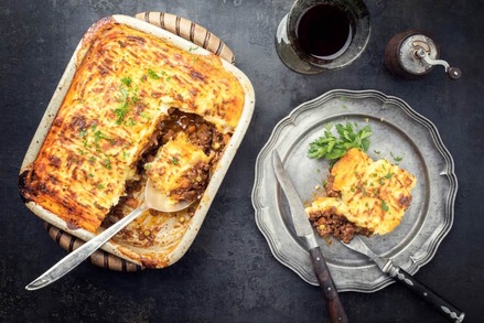 Класичний шепердс пай — запіканка з м’ясом, овочами та картопляним пюре в духовці