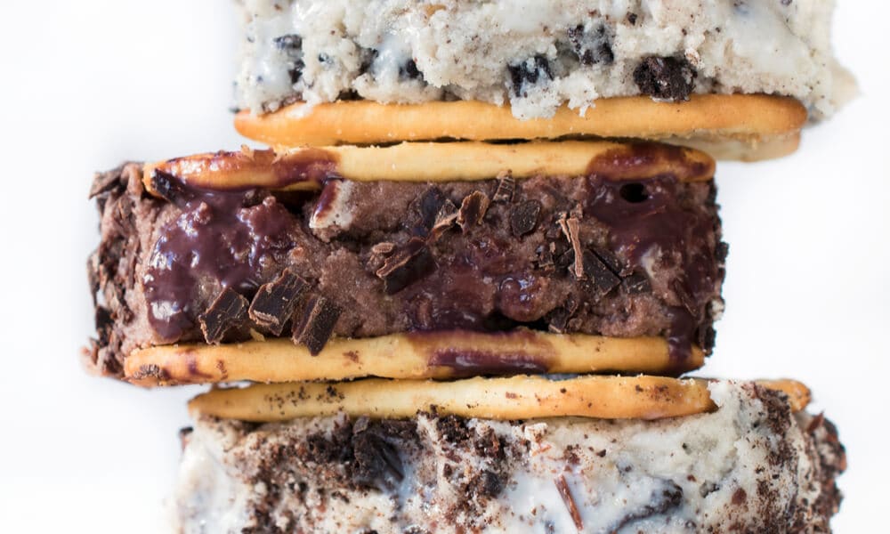 Морозиво-сендвічі з печивом та шоколадом — десерт із вершковим і шоколадним наповненням