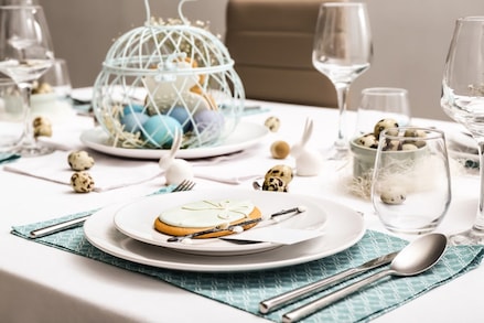 Пасхальне оформлення столу з декором у вигляді писанок і пряників.