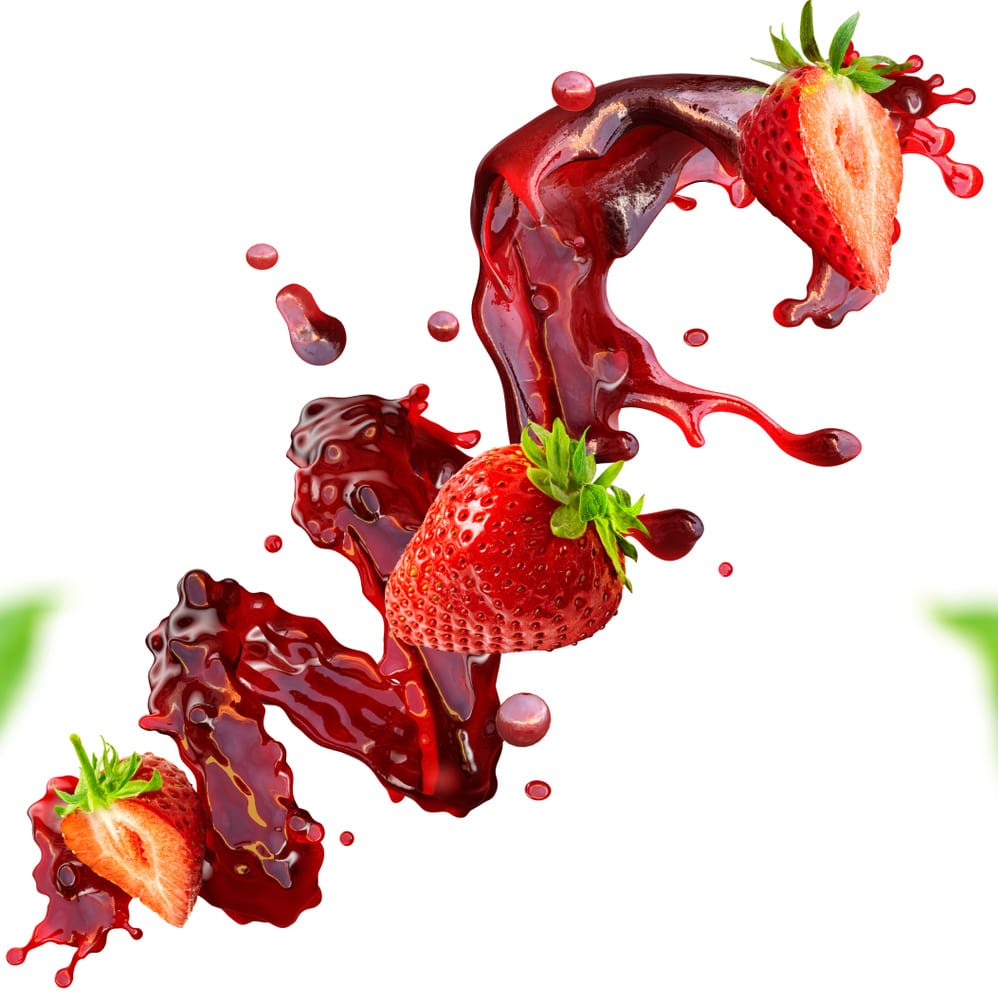 Соковиті ягоди полуниці у бризках червоного сиропу на білому фоні