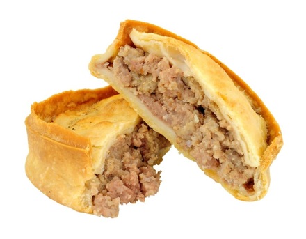 Традиційний англійський м’ясний пиріг із рубаною начинкою в хрусткому тісті