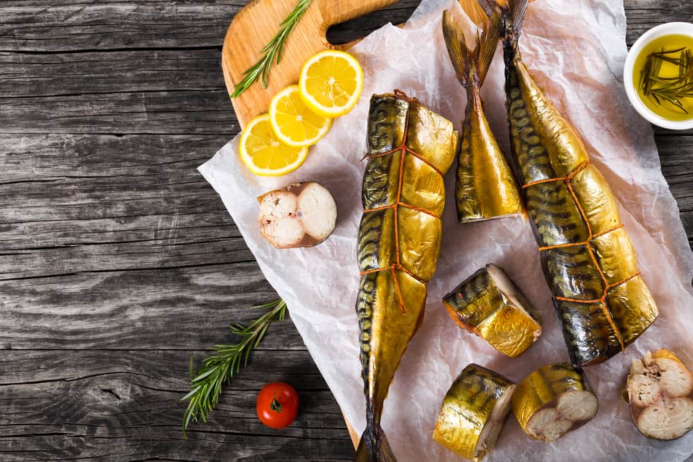 Ароматний овочевий суп у глибокій тарілці з ложкою