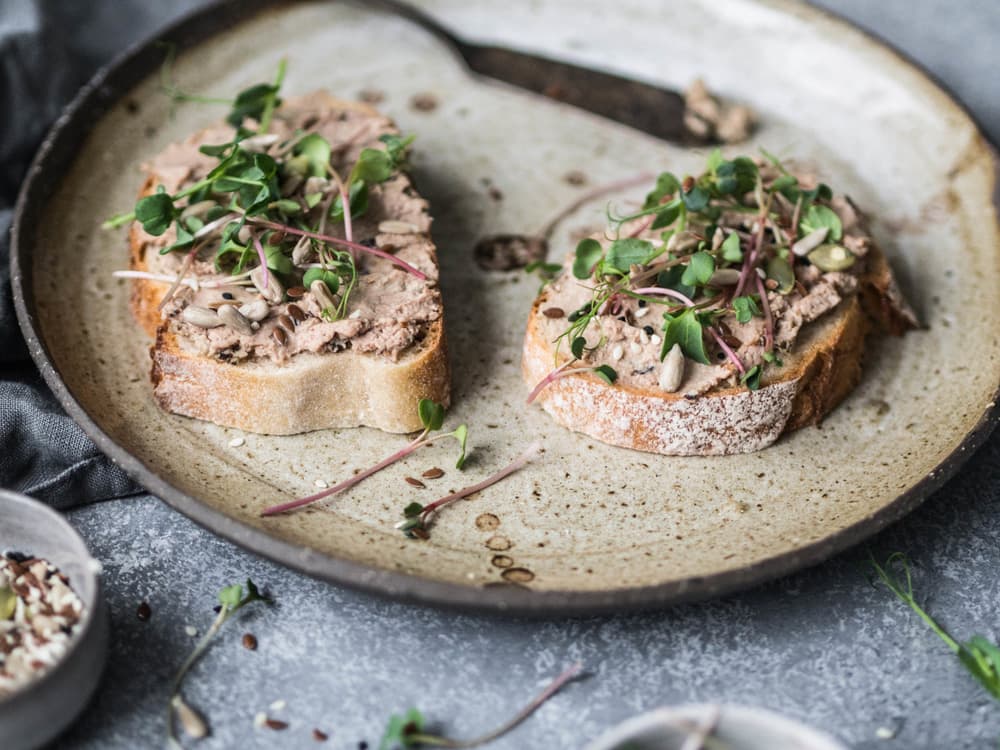 Дві грінки з печінковим паштетом і мікрозеленью