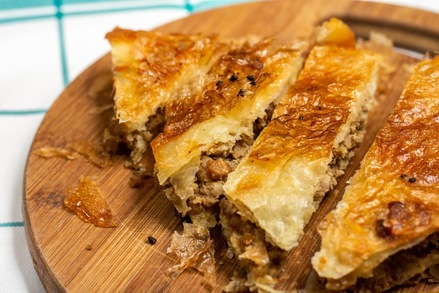 Східноєвропейський бурек з м’ясною начинкою у хрусткому листковому тісті