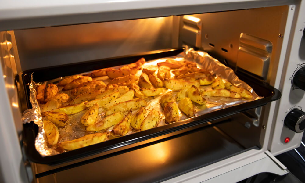 Картопляні дольки, запечені з приправами в духовці на деку з фольгою