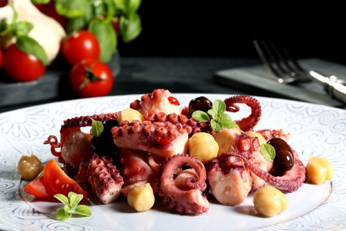 Салат із восьминога з нутом, томатами та оливками — витончена середземноморська подача.