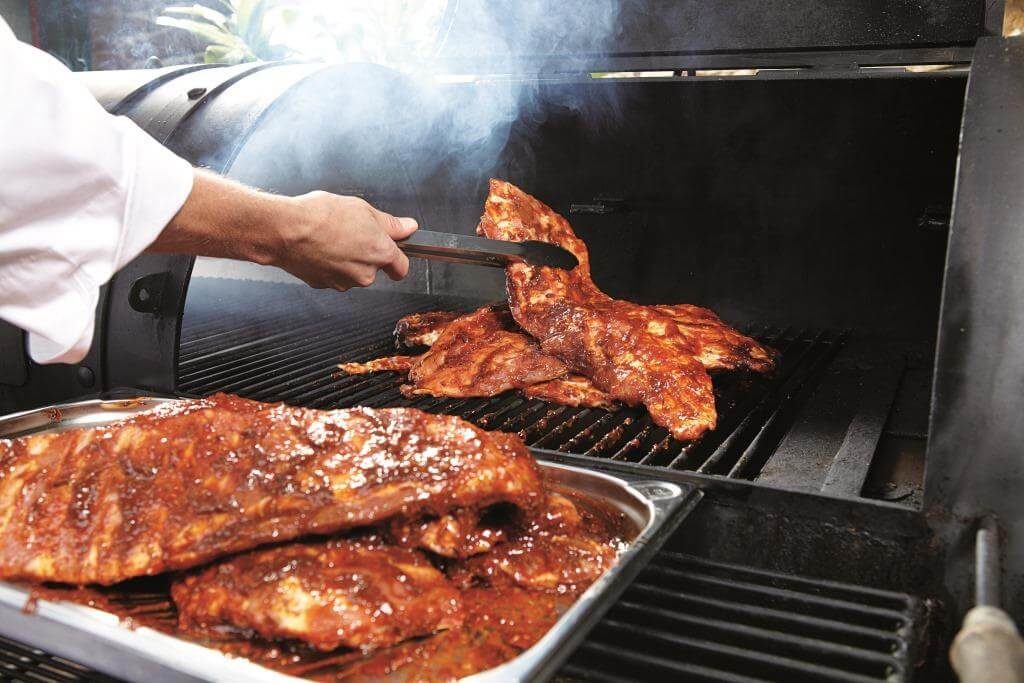 Приготування свинячих ребер на грилі з димом