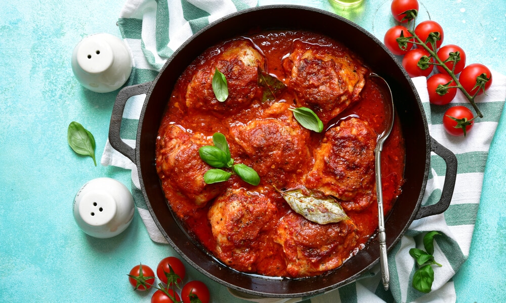 Чахохбілі з курки в томатному соусі з базиліком у сковороді