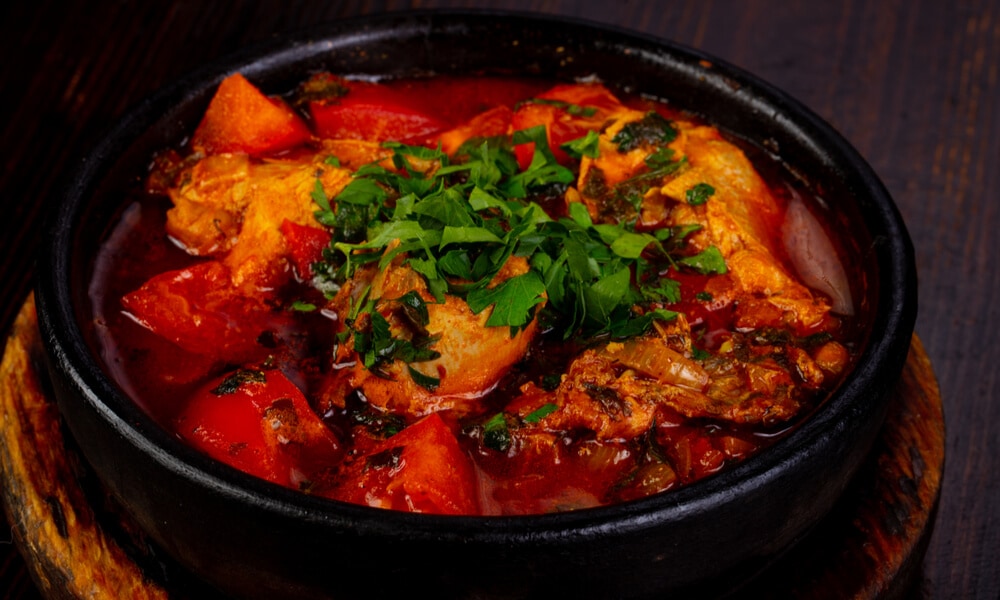 Чахохбілі з овочами та зеленню в глиняному горщику