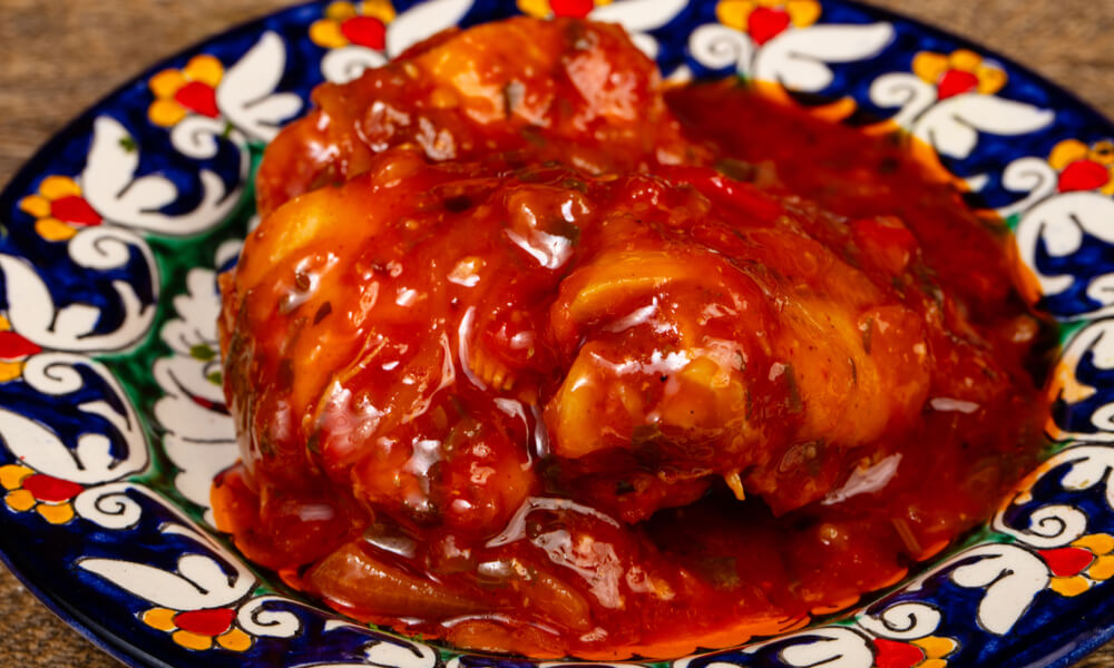 Тушковане м’ясо в томатному соусі на розписній тарілці