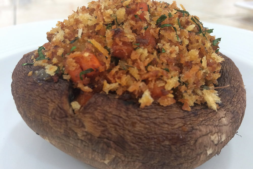 Фарширований печериця з овочами та хрусткою паніровкою на тарілці