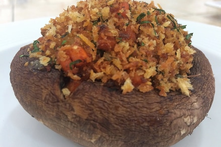 Фарширований печериця з овочами та хрусткою паніровкою на тарілці