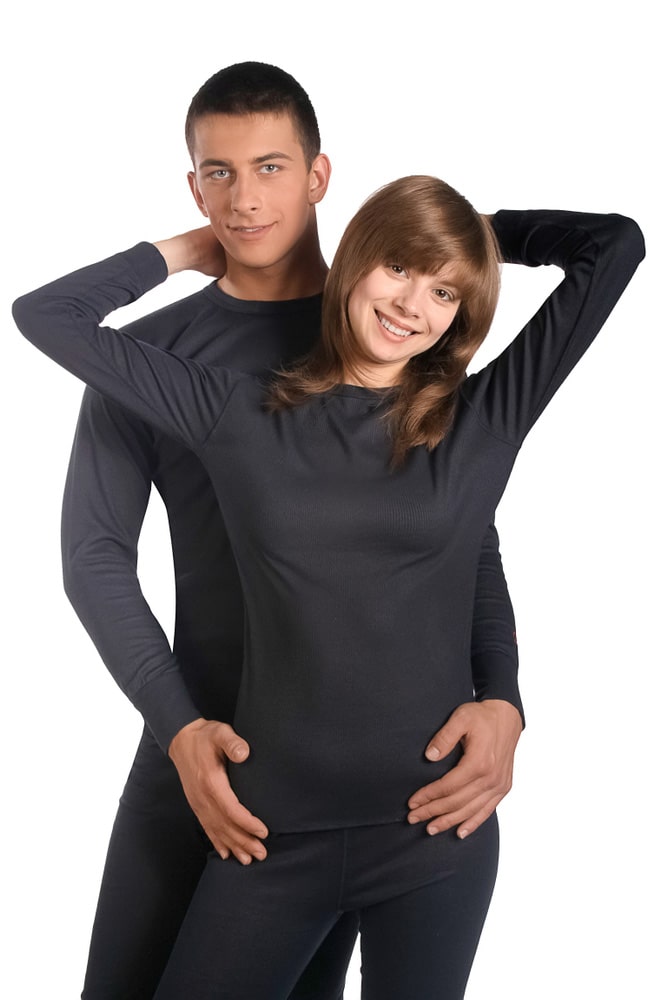 Молода пара позує у чорній термобілизні на білому фоні