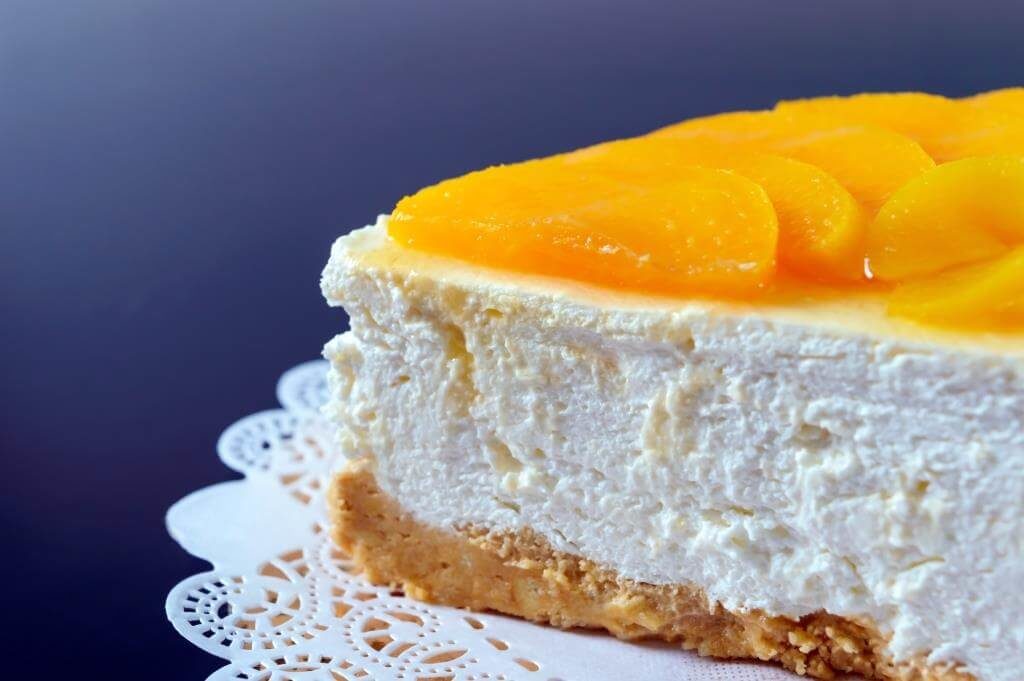 Солоні суфле в білих керамічних формочках, прикрашені гілочками петрушки, на в’язаній серветці.