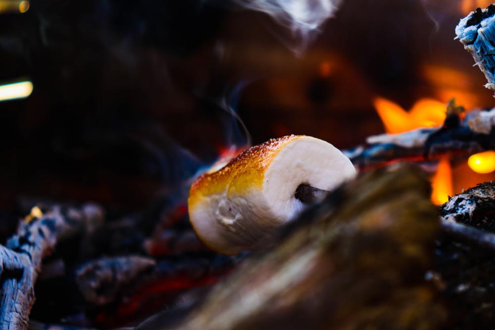Підрум’янений маршмелоу над полум’ям багаття