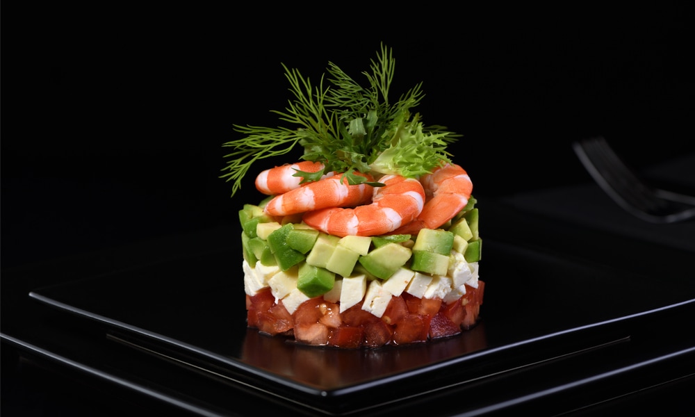 Шаруватий салат з креветками, авокадо, фетою та томатами