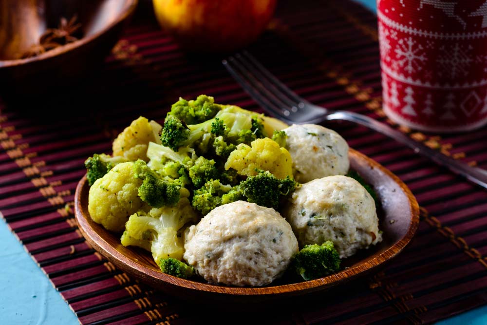 Рибні фрикадельки з броколі та цвітною капустою на тарілці