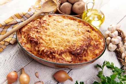 М'ясна запіканка з картоплею та сиром у великій жаростійкій формі