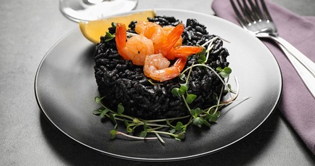 Чорний рис з креветками