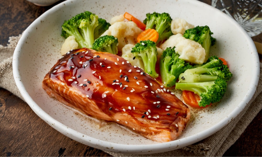 Запечене філе лосося з глазур'ю та овочами на парі — броколі, цвітна капуста й морква