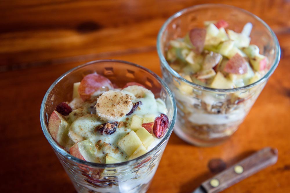 Домашній десерт з яблуками, бананом, родзинками та йогуртом у склянках