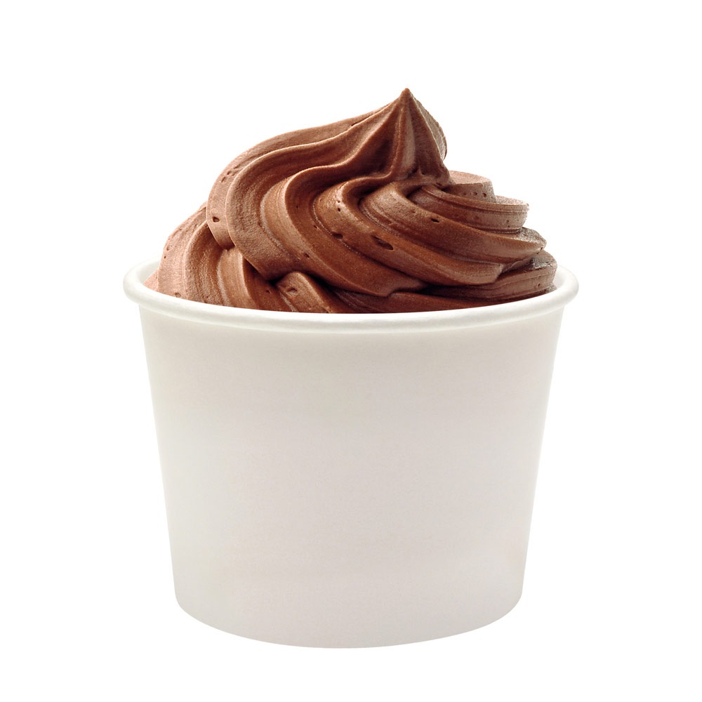 Шоколадне м’яке морозиво у білому паперовому стаканчику.