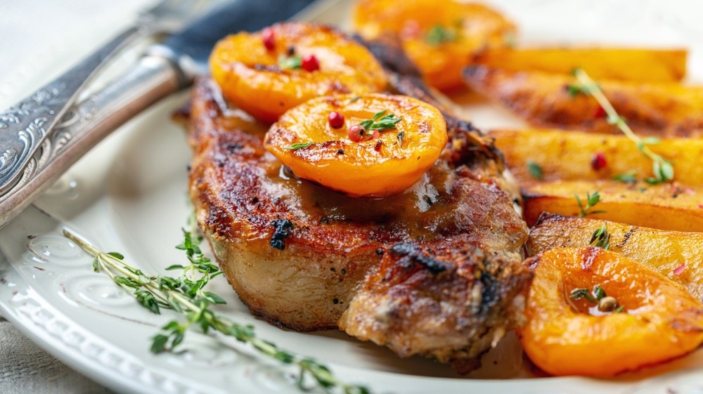 Свинина з персиком