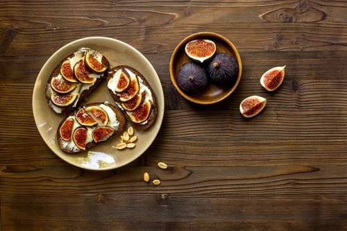 брускета з камамбером