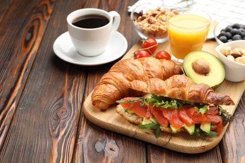 сніданок круасани