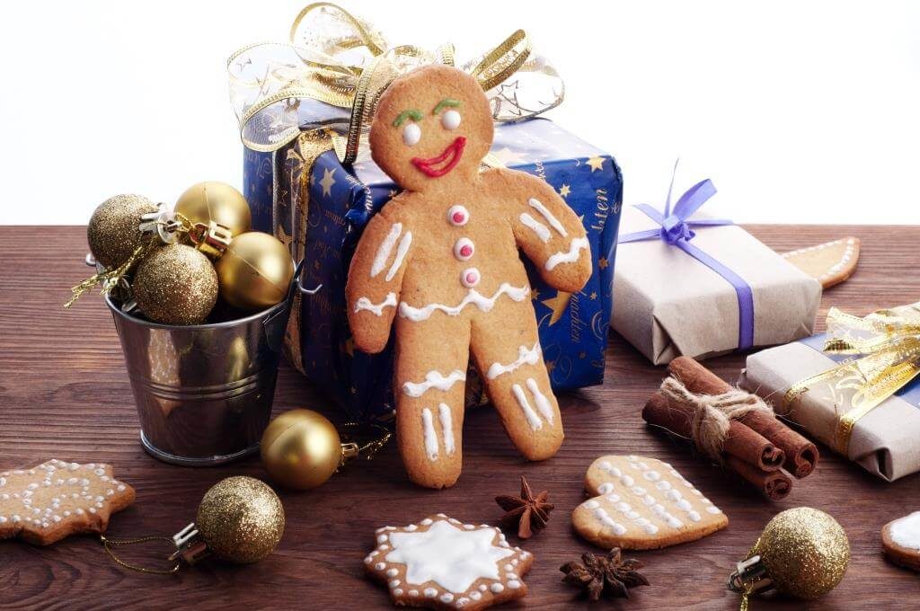 Імбирний пряник у формі чоловічка серед новорічних подарунків і святкового декору