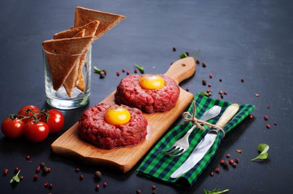 Яловичий тартар з жовтками перепелиних яєць та грінками