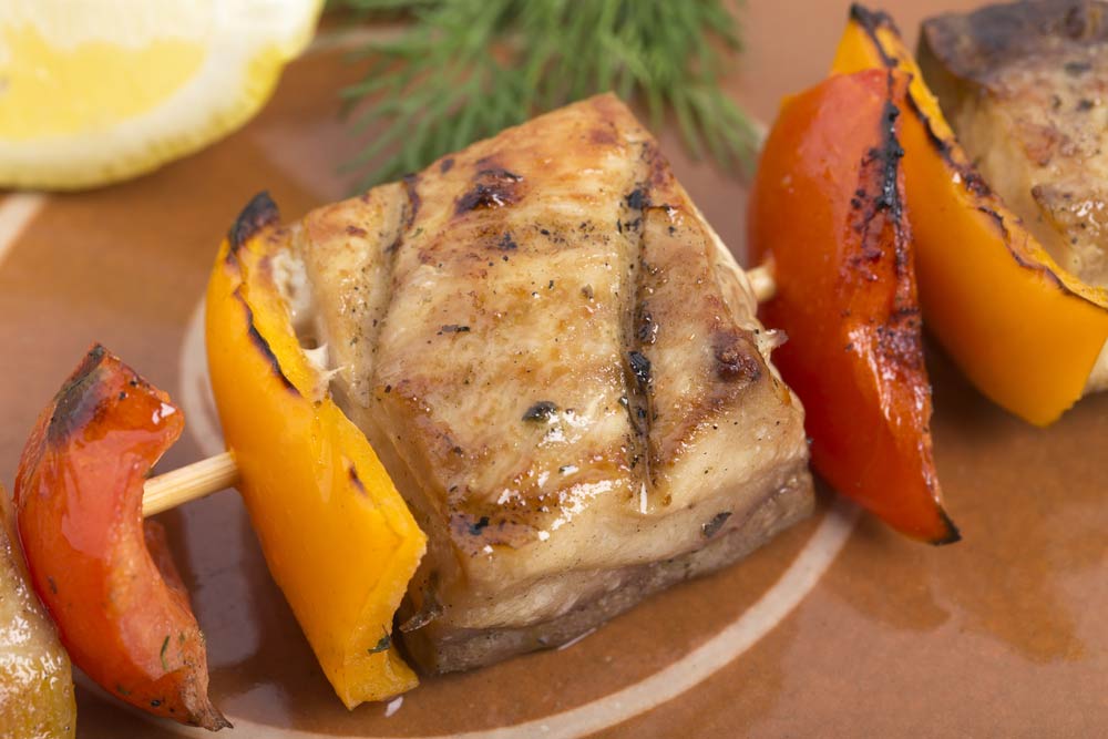 Шашлик з риби на шпажці з болгарським перцем і помідорами, приготований на грилі