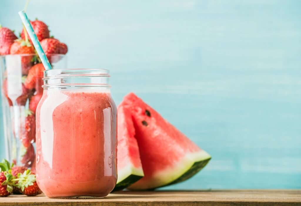 Смузі з кавуна та полуниці у скляній банці — освіжаючий напій для літа