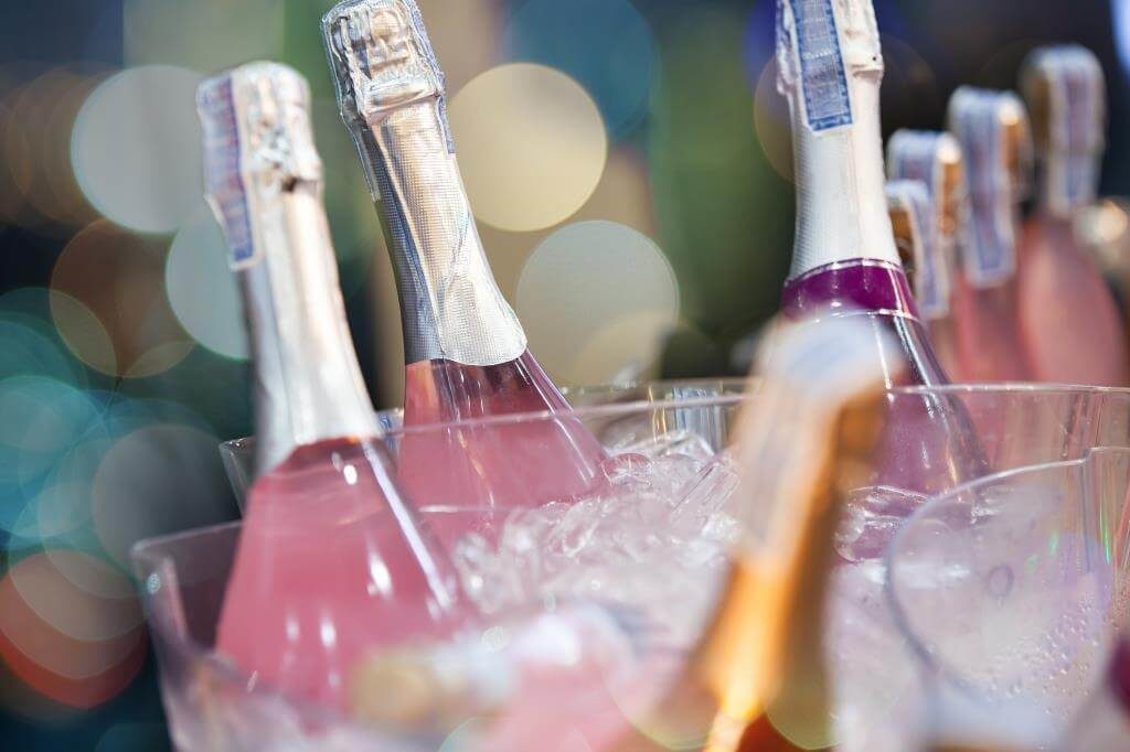 Пляшки шампанського у відрі з льодом на святі