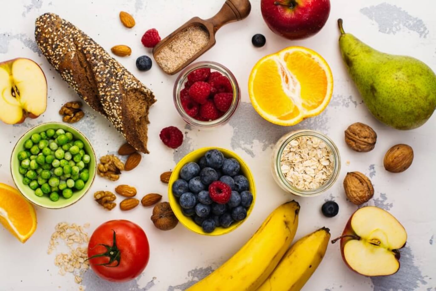 Корисні продукти для здорового харчування: фрукти, овочі, ягоди, горіхи, вівсянка та цільнозерновий хліб
