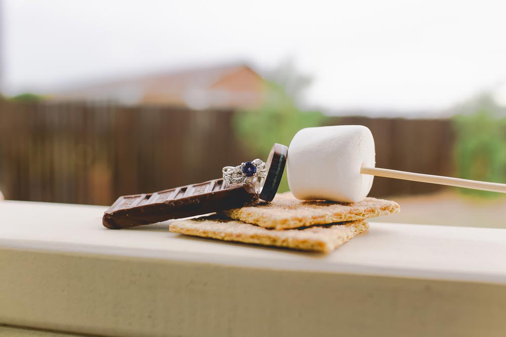 Інгредієнти для сморсу — маршмелоу на шпажці, шоколад і крекери