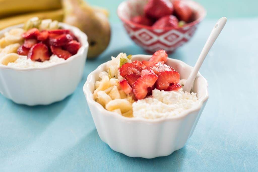 Сиркова маса з фруктами і полуницею у білосніжній креманці