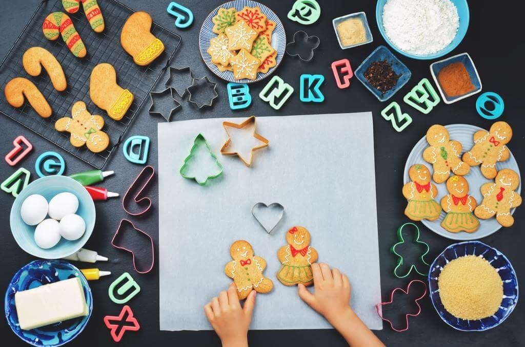 Різдвяне печиво та інгредієнти для випічки на столі — підготовка до свята з дітьми