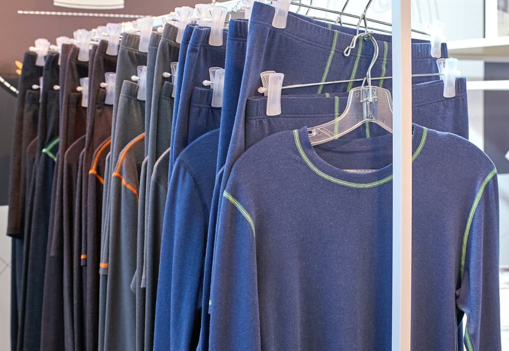 Термобілизна на вішалках у магазині одягу